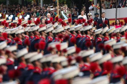 La Familia Real, el presidente del Gobierno y la ministra de Defensa durante el desfile del 12 de octubre de 2019 en Madrid.
