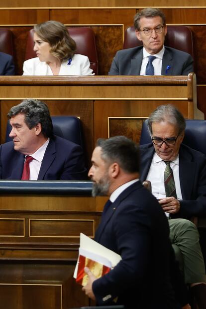 El líder del Partido Popular, Alberto Núñez Feijóo (derecha-arriba), y el líder de Vox, Santiago Abascal (centro de la imagen), durante el debate sobre el estado de la nación en julio.