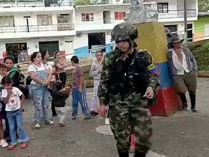 Captura de pantalla tomada de un video en donde se observa a varios disidentes de las FARC en una escuela en Yarumal, Antioquia.