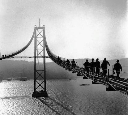 Construcción del puente 25 de Abril en Lisboa (Portugal) hace 50 años.