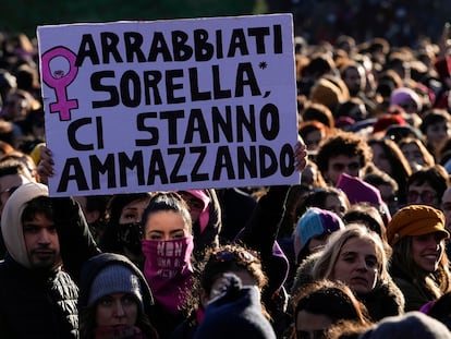 Una mujer sostiene una pancarta con la frase 'Enfádate, hermana, nos están matando', en una marcha contra la violencia contra las mujeres en una calle de Roma este sábado.