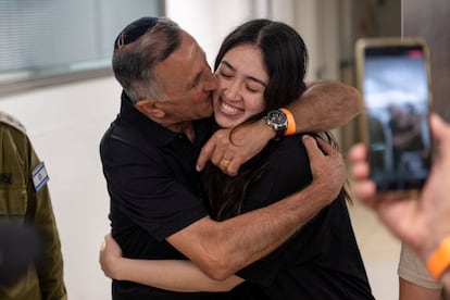 Noa Argamani, de 25 años, se reencuentra con su padre en el centro médico Sheba Tel HaShomer, en Tel Aviv, donde han sido trasladados los cuatro rehenes que el el Ejército israelí.