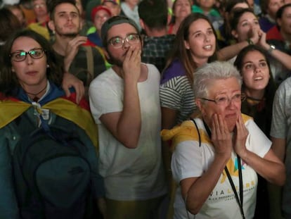 Un grupo de manifestantes el martes cuando el president de la Generalitat, Carles Puigdemont, propuso &quot;suspender los efectos de la declaraci&oacute;n de independencia&quot; 