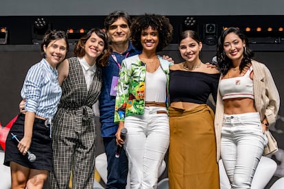 O roteirista e cineasta Cao Hamburger, criador de 'As Five', e as protagonistas da série, de esquerda à direita: Daphne Bozaski, Manoela Aliperti, Heslaine Vieira, Gabriela Medvedovski e Ana Hikari.