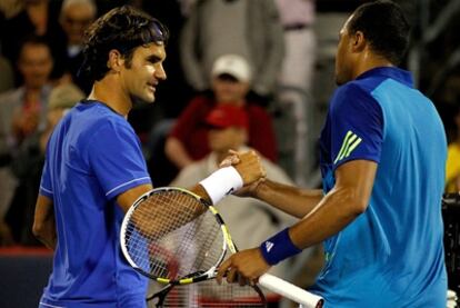 Roger Federer saluda al francés Tsonga, después de perder su partido en Montreal