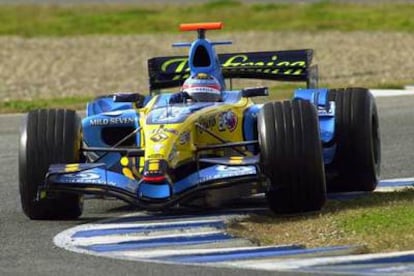 Fernando Alonso, estrenando ayer en Jerez el nuevo coche de Renault, el R26.