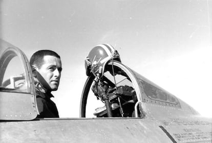 James Salter, durante sus años de aviador.