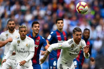 Sergio Ramos (d), junto a otros jugadores, durante el partido ante el Levante.