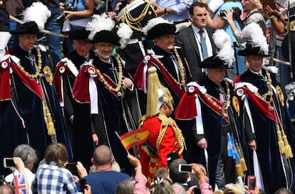 La reina británica ha presidido el desfile acompañada de ocho miembros de su familia, de los ocho 'caballeros extranjeros' (entre ellos, Felipe VI y el rey Guillermo de Holanda, que también ha recibido este honor, acompañados por la Reina de España y la de Holanda), del Príncipe de Gales y de los 23 caballeros y damas pertenecientes a esta congregación, también conocida como de la Liga. La distinción tiene carácter vitalicio, siempre que no se cometan delitos de herejía, traición o cobardía.