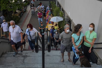 Pessoas fazem fila para votar no segundo turno das eleições, em São Paulo.