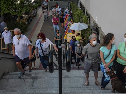 Pessoas fazem fila para votar no segundo turno das eleições, em São Paulo.