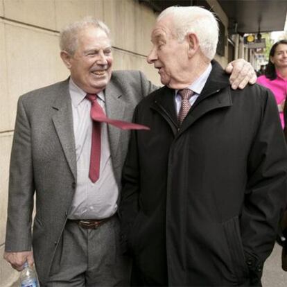 Ramiro Santisteban (d) y Jesús Tello, dos supervivientes españoles del holocausto nazi, sonríen tras salir de la Audiencia Nacional.