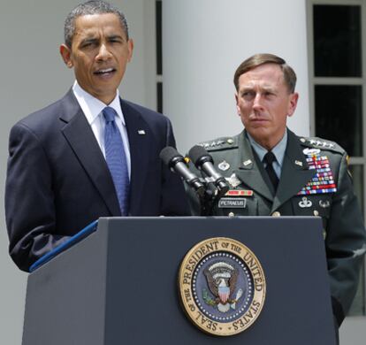 Obama y Petraeus en la Casa Blanca, en el momento en el que el presidente de EE UU anuncia la destitución del general McChrystal.