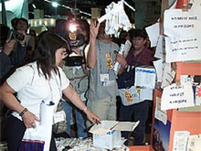 Un grupo de activistas, echando al suelo miles de jeringuillas, ayer.