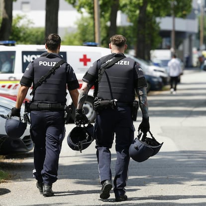10 June 2025, Austria, Graz: Emergency services walk near the scene of a crime. A large-scale police operation has begun at a school in Dreierschuetzengasse in Graz. According to ORF, several people have been killed in the shooting at a school in Graz. The broadcaster reported this with reference to the Austrian Ministry of the Interior. Photo: Erwin Scheriau/APA/dpa
10/06/2025 ONLY FOR USE IN SPAIN