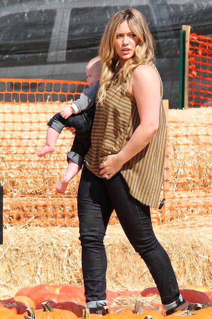 Hilary Duff lleva a su bebé en brazos mientras va en busca de la calabaza perfecta.