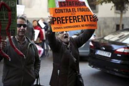Un grupo de afectados por las participaciones preferentes protesta ante el Tribunal Superior de Justicia de Madrid. EFE/Archivo