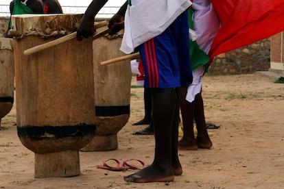 Las manifestaciones de opositores al presidente Pierre Nkurunziza en abril de 2015 desataron una ola de represión en la que más de 700 menores fueron detenidos. Muchos de ellos acabaron en cárceles para adultos. Tras las negociaciones con el Gobierno, se abrieron dos centros de reeducación para esos niños que fueron encerrados en las prisiones del país. En la imagen, varios menores tocan los tambores en el centro de Rumonge, en el sur. Esta es una de las actividades diseñadas para ayudar a la reinserción de los jóvenes tras su puesta en libertad.