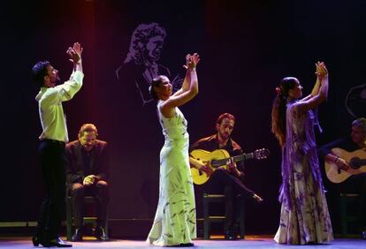 Sara Baras, en el centro, anoche durante su actuación en el Festival del Cante de las Minas, en La Unión (Murcia).