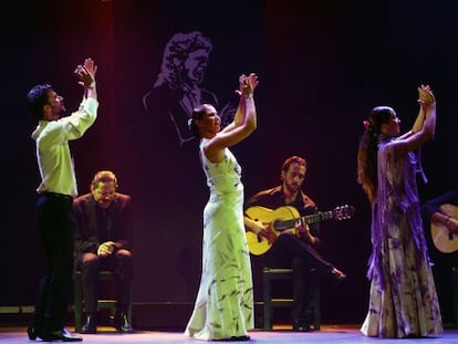 Sara Baras, en el centro, anoche durante su actuación en el Festival del Cante de las Minas, en La Unión (Murcia).