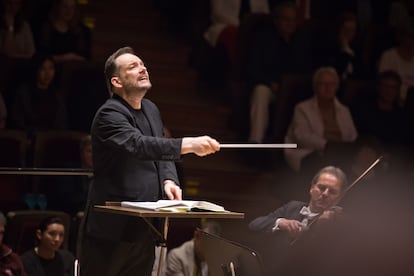 Andris Nelsons dirige a la Orquesta de la Gewandhaus en el Festival Shostakóvich de Leipzig.