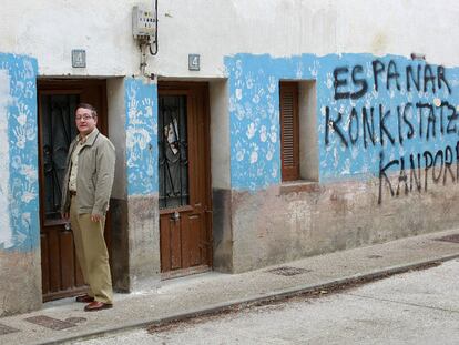 Salvador Ulayar, ante la puerta de su casa pintada por <b><i>abertzales</b></i> en Etxarri-Aranatz (Navarra), donde ETA asesinó a su padre en 1979.