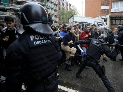 Mossos carreguen durant un desnonament a Gràcia, a Barcelona.