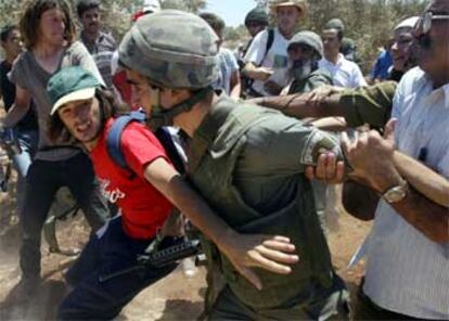 Pacifistas de varios países protestan contra el muro israelí cerca de Az Zawiya, en Cisjordania.