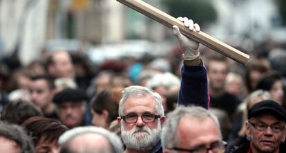 Un home aixeca un llapis gegant durant una manifestació a Tarbes, al sud-est de França.