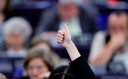 Una eurodiputada da la señal a su grupo político de votar afirmativamente durante una de las votaciones de este martes.