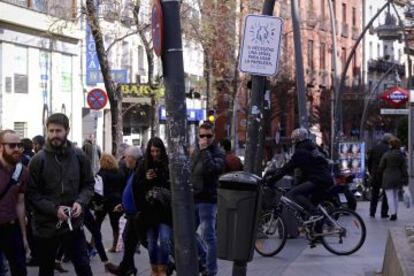 Una de las nuevas señales del Ayuntamiento, en la plaza de Tirso de Molina.