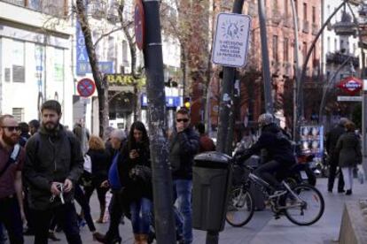 Una de las nuevas se&ntilde;ales del Ayuntamiento, en la plaza de Tirso de Molina.