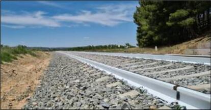 Rieles pintados de blanco en un tramo de vía en Albacete.
