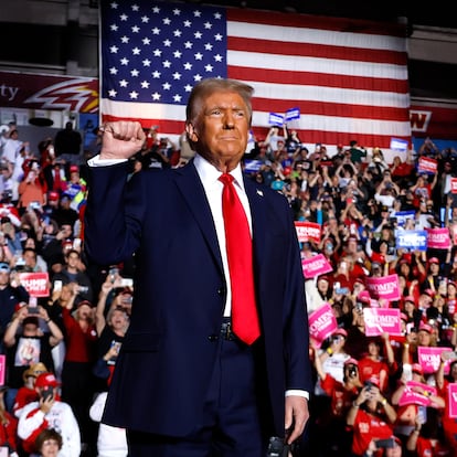 READING, PENNSYLVANIA - NOVEMBER 04: Republican presidential nominee, former President Donald Trump holds up a fist at a campaign rally at the Santander Arena on November 04, 2024 in Reading, Pennsylvania. With one day left before the general election, Trump is campaigning for re-election in the battleground states of North Carolina, Pennsylvania and Michigan. (Photo by Chip Somodevilla/Getty Images)