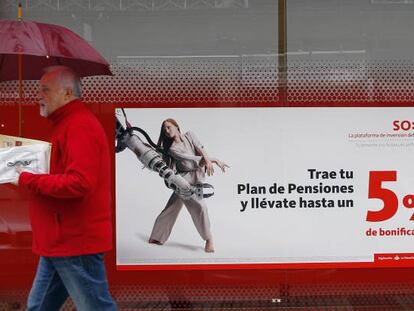 Una persona pasa delante de Banco Santander.