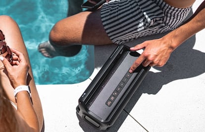 Relajarse en la playa o la piscina escuchando música es posible con estos modelos resistentes al agua.