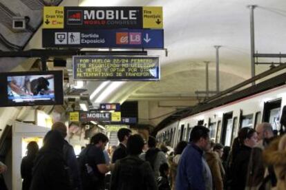Viajeros en la estación de metro de la plaza de Espanya.