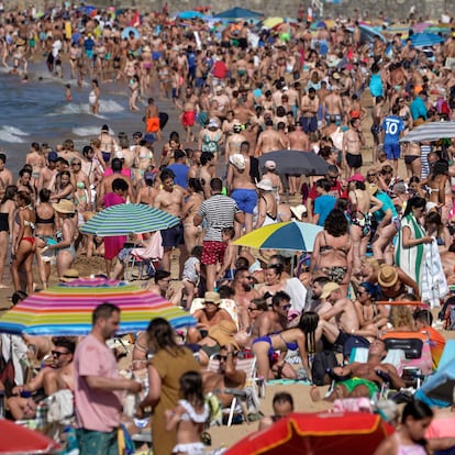 FOTODELDÍA GIJÓN, 12/07/2025.- Imagen de la playa de San Lorenzo en Gijón hoy Sábado. La Agencia Estatal de Meteorología (Aemet) prevé para mañana Domingo un cambio de tiempo en la provincia de Asturias con intervalos de cielos nubosos, posibilidad de brumas y nieblas matinales dispersas, así como chubascos tormentosos en la cordillera. EFE/Paco Paredes.
