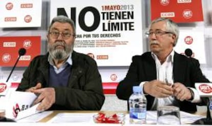 Los secretarios generales de CCOO y UGT, Ignacio Fernández Toxo (d) y Cándido Méndez (i), respectivamente, ayer durante la rueda de prensa en la sede de UGT, para presentar las movilizaciones en todo el país con motivo del Primero de Mayo.