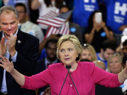 Hillary Clinton y su compa&ntilde;ero de campa&ntilde;a, Tim Kaine, este viernes en Filadelfia.