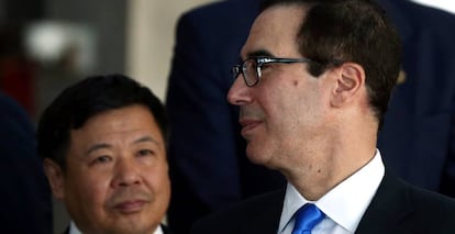 Zhu Guangyao, viceministro chino de Finanzas, y el secretario del Tesoro de EE UU, Steven Mnuchin, en una cumbre del G20 en Buenos Aires, el 19 de marzo.