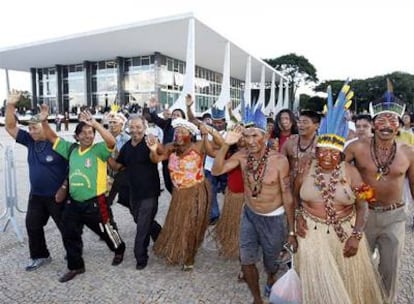 Un grupo de indígenas de la reserva de Raposa do Sol celebran la sentencia del tribunal.