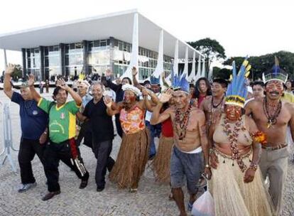 Un grupo de indígenas de la reserva de Raposa do Sol celebran la sentencia del tribunal.