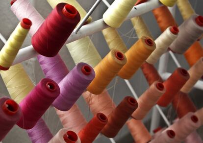 Bobinas de hilo multicolores para los distintos modelos de la marca.