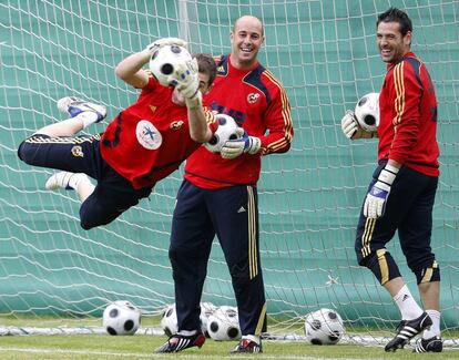 Los porteros de la selección española, Iker Casillas, José Manuel Reina y Andrés Palop (de izquierda a derecha), durante un entrenamiento del equipo en Neustift (Austria), durante la fase final de la Eurocopa 2008.