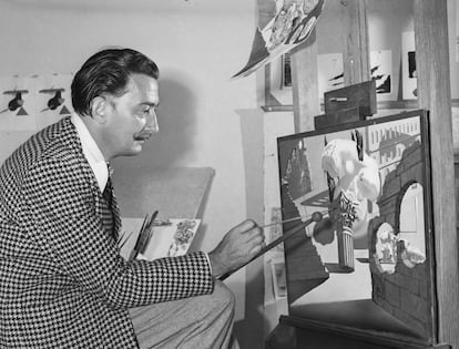 Salvador Dalí, realizando pinturas para la película de dibujos animados inconclusa 'Destino', que Salvador Dalí y Walt Disney concibieron conjuntamente.