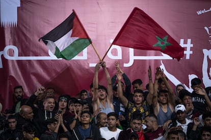Jóvenes ondean la bandera marroquí y la palestina durante el partido de Marruecos contra Portugal, el sábado en Gaza.