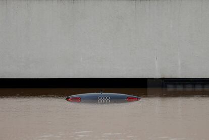 Un coche flota en una calle inundada en Otes, cerca de Sarajevo, Bosnia y Herzegovina.