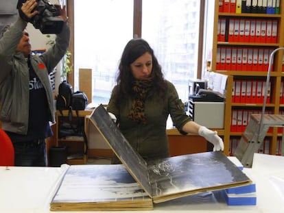 Una restauradora revisa un libro de Anselm Kiefer en el Guggenheim. 