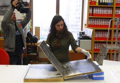 Una restauradora revisa un libro de Anselm Kiefer en el Guggenheim. 